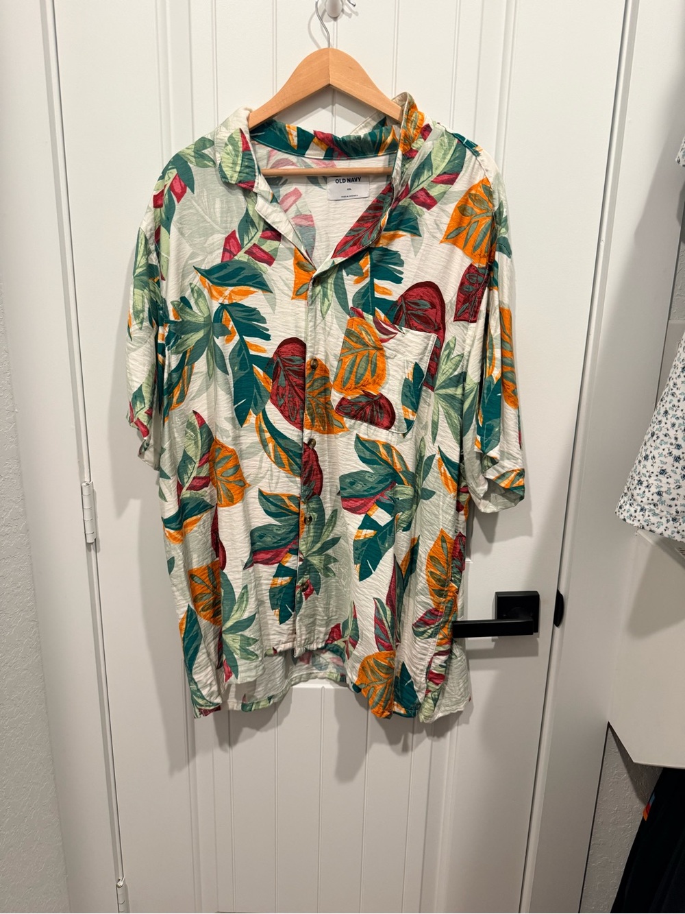 Old Navy Men’s Cream Tropical Leaf Print Short Sleeve Shirt